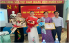 Đồng chí Trương Đình Thăng, Bí thư Đảng ủy tặng hoa chúc mừng 03 tập thể và các cá nhân có nhiều đóng góp tích cực trong công tác Chi bộ nhiệm kỳ 2020-2022