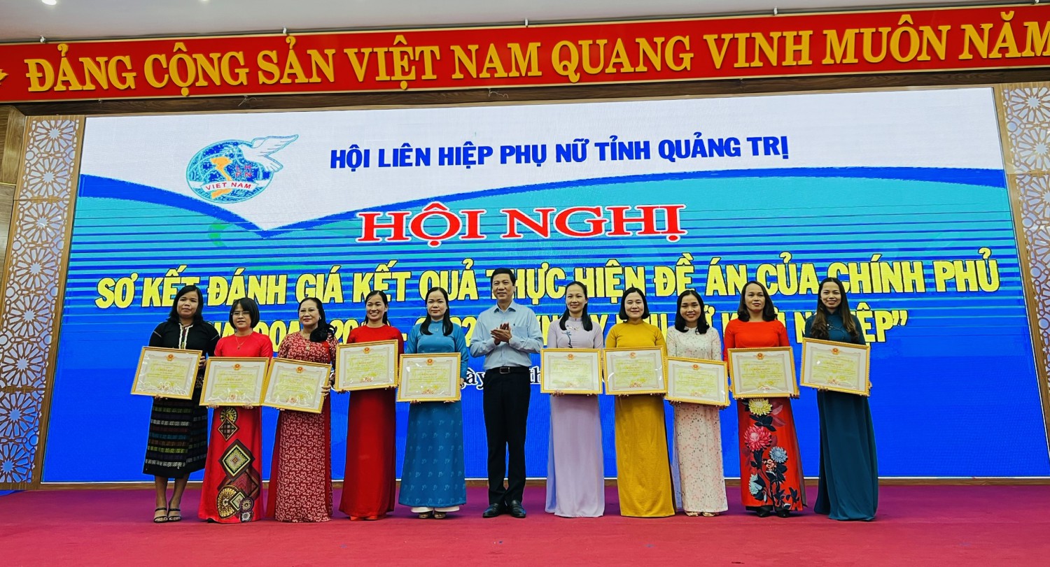 Phó Chủ tịch UBND tỉnh Hoàng Nam trao Bằng khen cho các tập thể, cá nhân có thành tích xuất sắc trong thực hiện 2 đề án