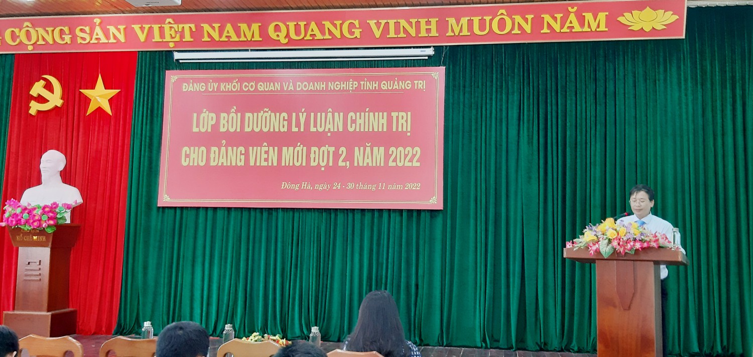 Đ/c Nguyễn Xuân Minh – Phó Bí thư Đảng ủy Khối phát biểu khai mạc lớp bồi dưỡng LLCT cho đảng viên mới đợt 2, năm 2022