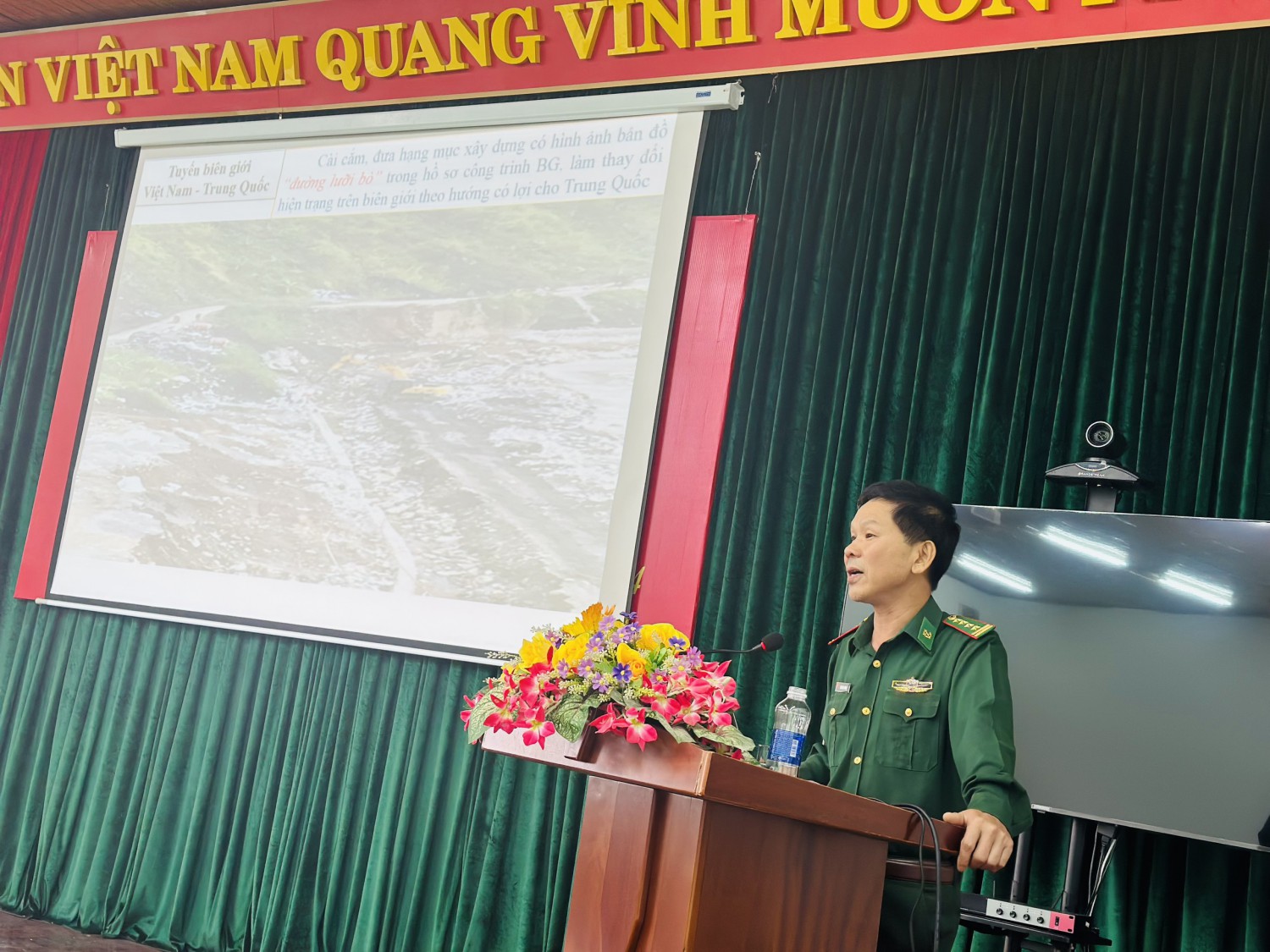 Đ/c Đại tá Ngô Xuân Thường - Phó Chính ủy, Bộ Chỉ huy Bộ đội Biên phòng tỉnh báo cáo tại Hội nghị