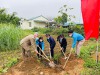 Các đồng chí đại biểu tham gia trồng cây sau buổi lễ phát động