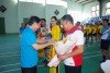 Đồng chí Nguyễn Thế Lập - TUV, Chủ tịch LĐLĐ tỉnh tặng Cờ lưu niệm cho các đội bóng