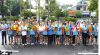 Chủ tịch LĐLĐ tỉnh Quảng Trị Nguyễn Thế Lập và Ban tổ chức hội thao tặng hoa, cờ lưu niệm cho các đơn vị và trọng tài