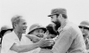 Tổng Tư lệnh Cuba Fidel Castro cùng Thủ tướng Phạm Văn Đồng trong cuộc míttinh của Nhân dân Quảng Trị chào mừng Đoàn đến thăm vùng Giải phóng miền Nam Việt Nam,  ngày 15/9/1973. (Ảnh: TTXVN)