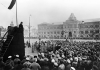 V.I. Lê-nin đọc diễn văn tại Quảng trường Đỏ ở Moskva trong Lễ kỷ niệm một năm ngày Cách mạng Tháng Mười Nga thành công, ngày 7-11-1918. Ảnh: Tư liệu TTXVN
