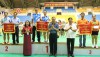 Phó Bí thư Thường trực Tỉnh ủy, Chủ tịch HĐND tỉnh Nguyễn Đăng Quang và Ban tổ chức trao các giải Nhất, Nhì, Ba toàn đoàn cho các đoàn - Ảnh: MĐ