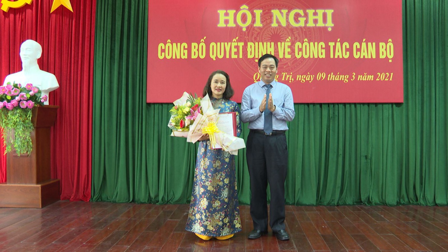 Phó Bí thư Thường trực Tỉnh ủy Nguyễn Đăng Quang trao Quyết định cho đồng chí Đỗ Thị Lý