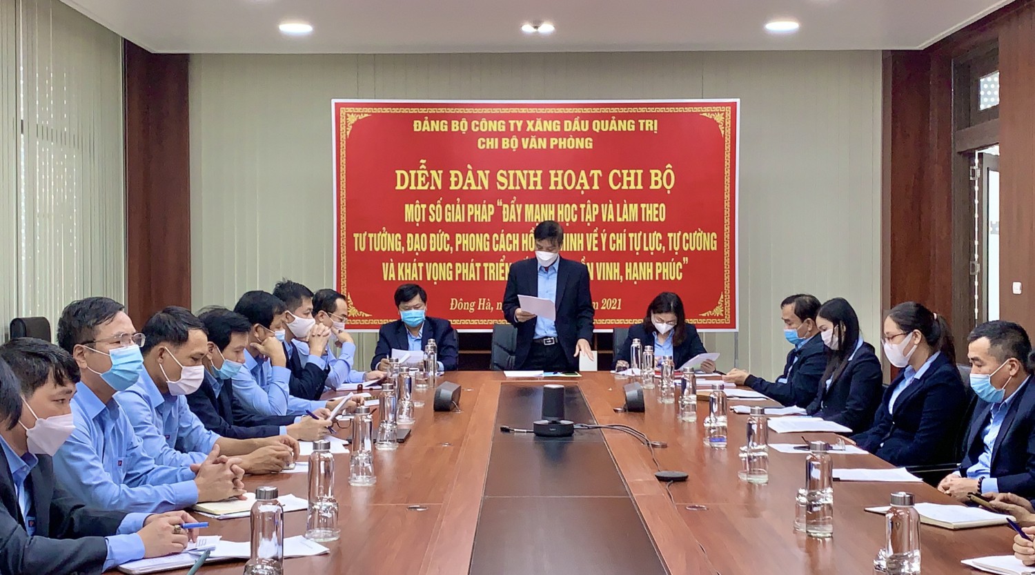 Bí thư Chi bộ Văn phòng Nguyễn Quang Phát phát biểu đề dẫn Diễn đàn