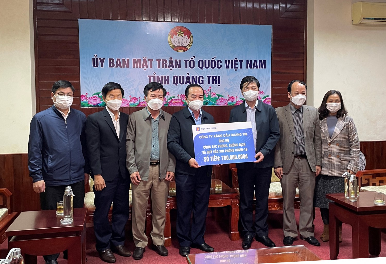 Đồng chí Nguyễn Đức Hùng - Chủ tịch kiêm Giám đốc Công ty Xăng dầu Quảng Trị  trao 700 triệu đồng ủng hộ công tác phòng, chống dịch và Quỹ vắc xin phòng Covid-19