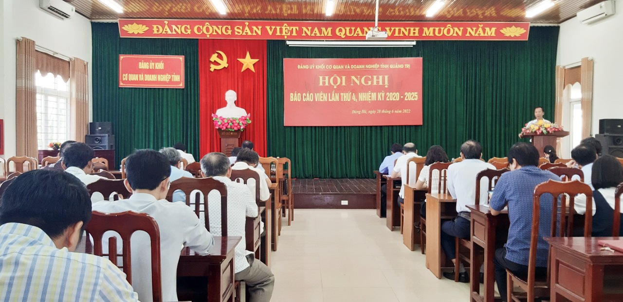 Đ/c Nguyễn Quốc Khánh – Phó Trưởng Ban Tuyên giáo Tỉnh ủy báo cáo tại Hội nghị