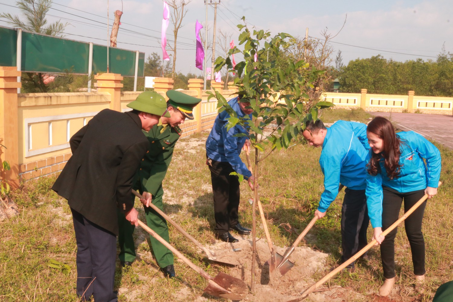 Đại diện lãnh đạo các đơn vị trồng cây xanh tại khuôn viên trung tâm học tập cộng đồng xã Vĩnh Thái