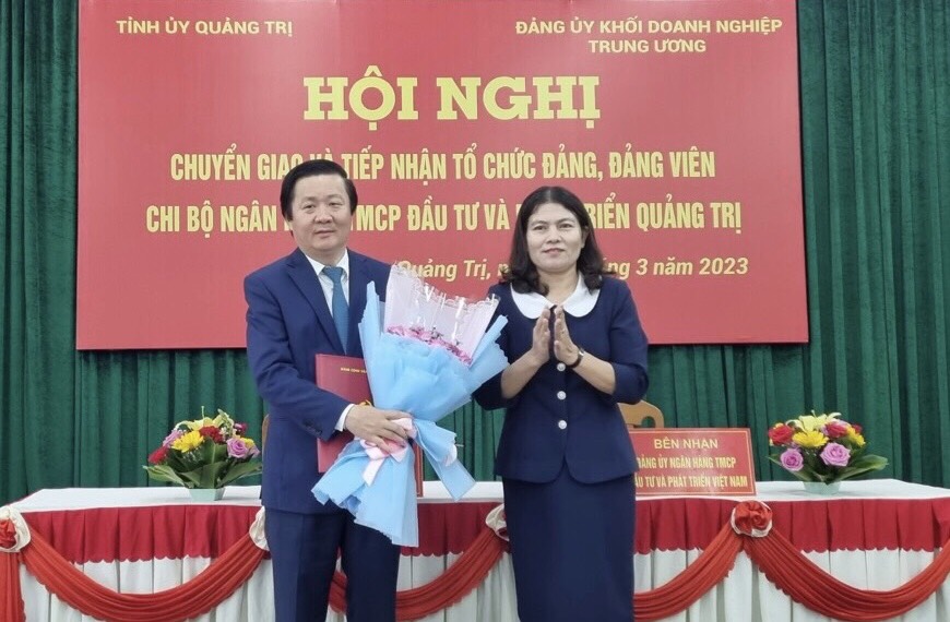 Đồng chí Ly Kiều Vân - UVBTV Tỉnh ủy, Trưởng Ban Nội chính Tỉnh ủy trao Quyết định chuyển giao TCCS Đảng và đảng viên cho đại diện Đảng ủy Ngân hàng TMCP Đầu tư và Phát triển Việt Nam