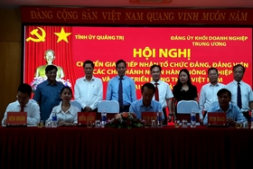 Lãnh đạo tỉnh Quảng Trị và Ngân hàng Agribank Việt Nam chứng kiến lễ ký biên bản bàn giao và tiếp nhận tổ chức đảng và đảng viên- Ảnh: N.V