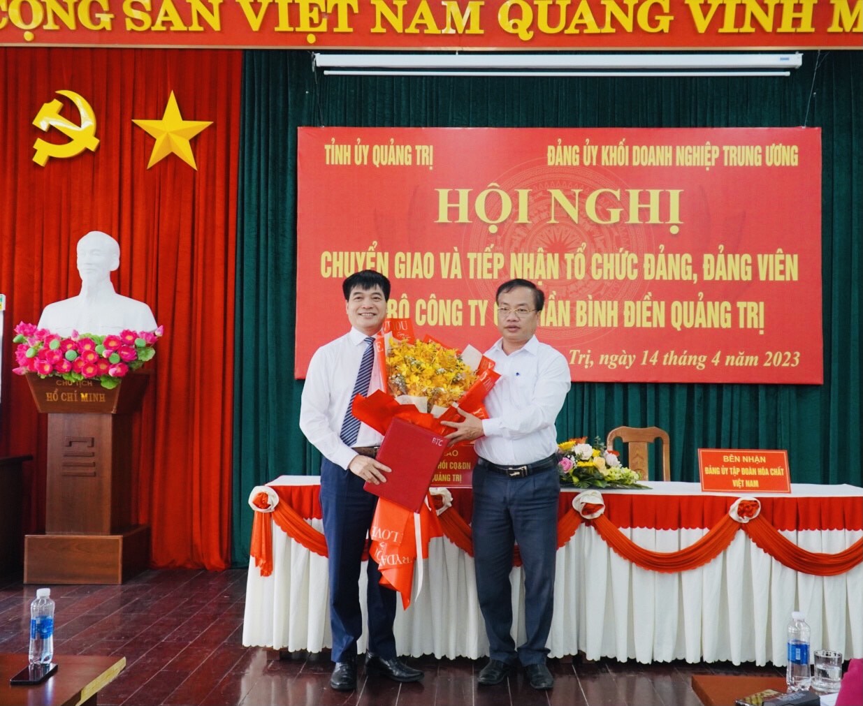 Đồng chí Hồ Ngọc Ánh - Phó trưởng Ban Tổ chức Tỉnh uỷ Quảng Trị trao Quyết định chuyển giao TCCS Đảng và đảng viên cho đại diện Đảng ủy Tập đoàn Hóa chất Việt Nam.