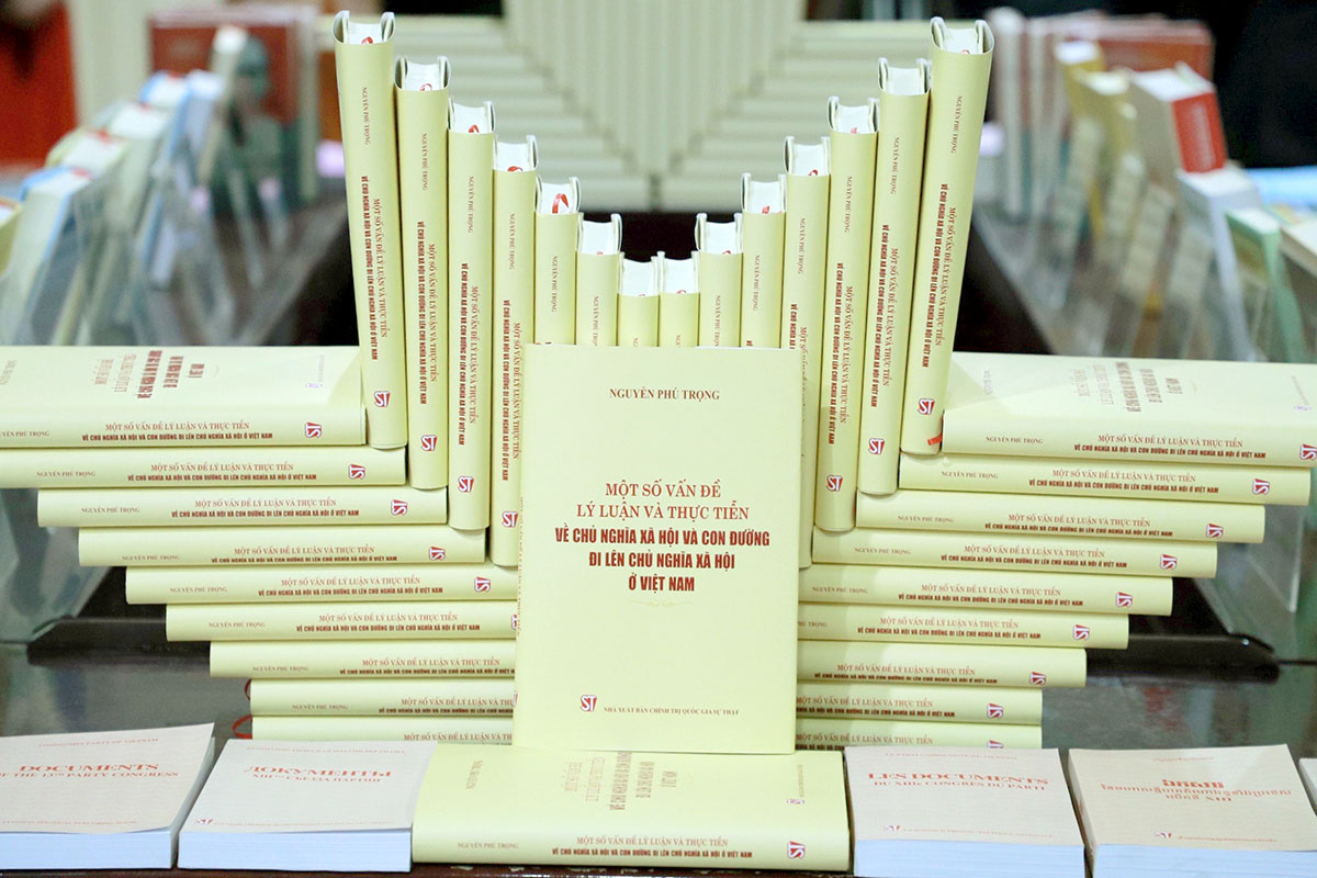 Cuốn sách "Một số vấn đề lý luận và thực tiễn về chủ nghĩa xã hội và con đường đi lên chủ nghĩa xã hội ở Việt Nam". Ảnh TL