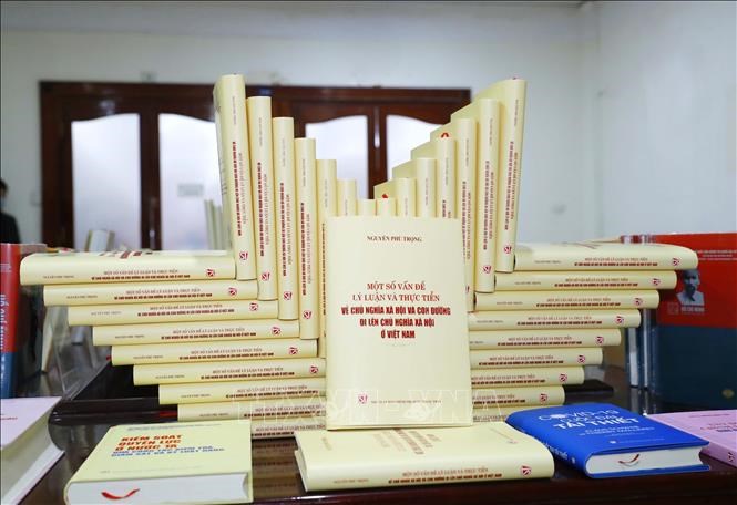 Cuốn sách “Một số vấn đề lý luận và thực tiễn về chủ nghĩa xã hội và con đường đi lên Chủ nghĩa xã hội ở Việt Nam”. Ảnh: TL