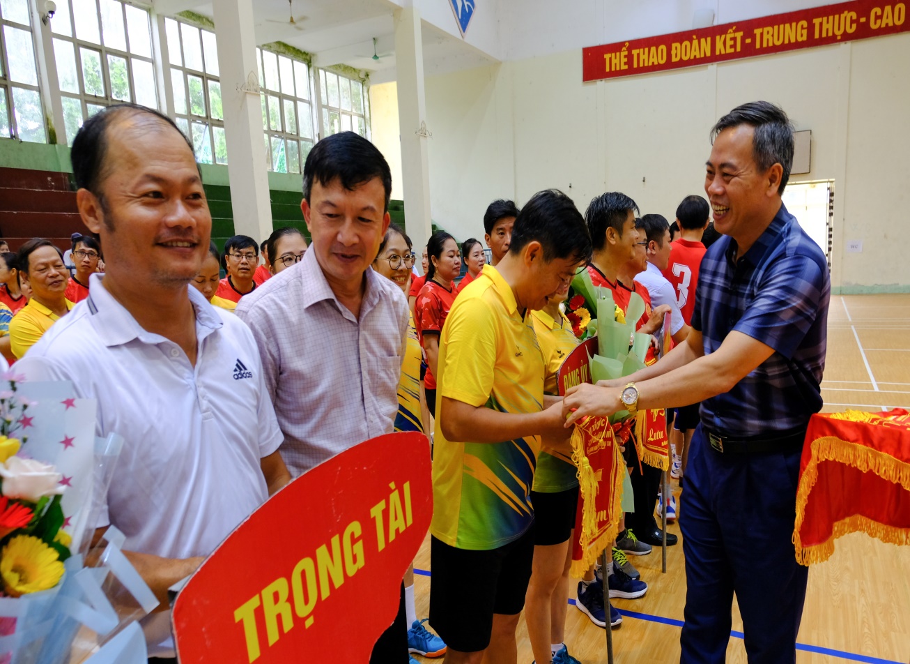 Phó Bí thư Thường trực Tỉnh ủy, Chủ tịch HĐND tỉnh Nguyễn Đăng Quang tặng cờ lưu niệm cho các đội - Ảnh: Trần Tuyền