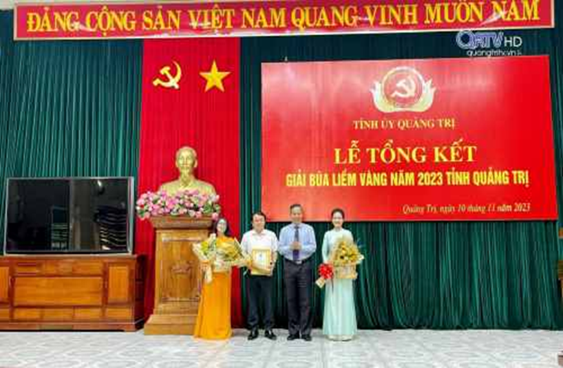Đồng chí Nguyễn Đăng Quang, Phó Bí thư thường trực Tỉnh ủy, Chủ tịch HĐND tỉnh  trao giải nhất cho nhóm tác giả