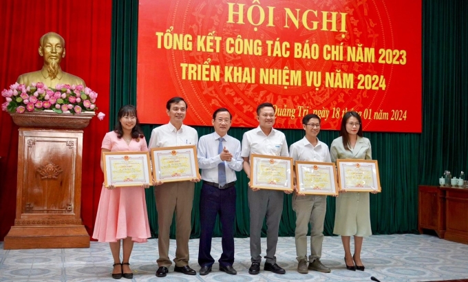 ​​​​​​​UVTV- Trưởng Ban Tuyên giáo Tỉnh ủy Quảng Trị Hồ Đại Nam tặng giấy khen cho các phóng viên có nhiều thành tích xuất sắc trong công tác tuyên truyền năm 2023(ảnh Báo Quảng Trị)