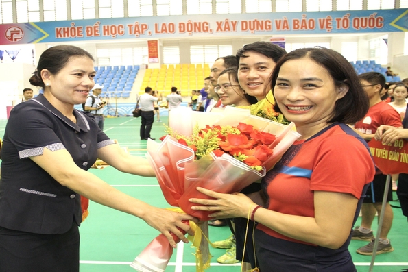 rưởng Ban Nội chính Tỉnh ủy Ly Kiều Vân tặng hoa và cờ lưu niệm cho các đoàn tham gia hội thao - Ảnh: MĐ