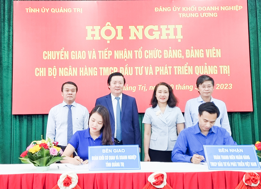 Ký biên bản chuyển giao và tiếp nhận tổ chức đoàn và đoàn viên giữa Đoàn Khối Cơ quan và Doanh nghiệp tỉnh với Đoàn Thanh niên BIDV Việt Nam. Ảnh: L.N