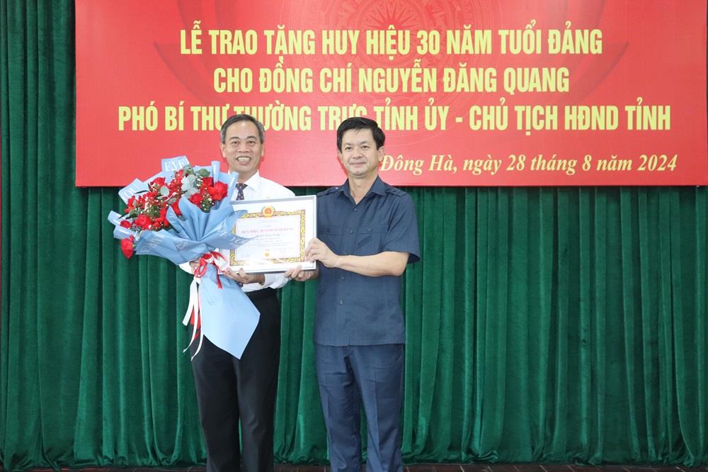 Trao Huy hiệu 30 năm tuổi Đảng cho Phó Bí thư Thường trực Tỉnh ủy, Chủ tịch HĐND tỉnh Nguyễn Đăng Quang