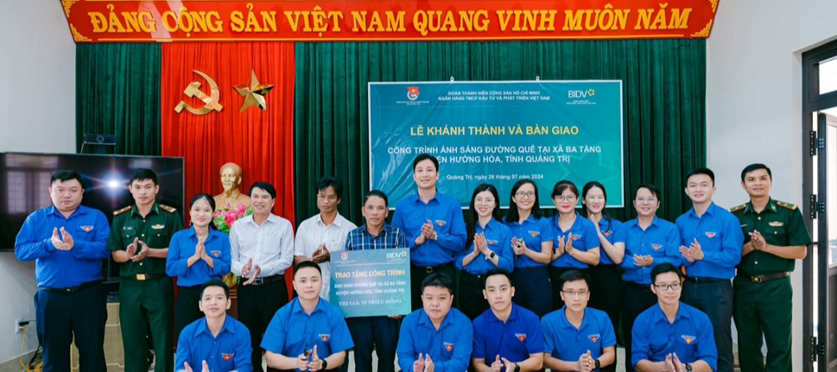 Đồng chí Hồ Văn Phúng - Phó Bí thư Đảng uỷ Khối CQ và DN tỉnh cùng BTV Đoàn Khối, Đoàn thanh niên Ngân hàng Đầu tư và Phát triển Việt Nam trao tặng công trình thanh niên “Ánh sáng đường quê” cho thôn Vầng và thôn Trùm, xã Ba Tầng, huyện Hướng Hoá