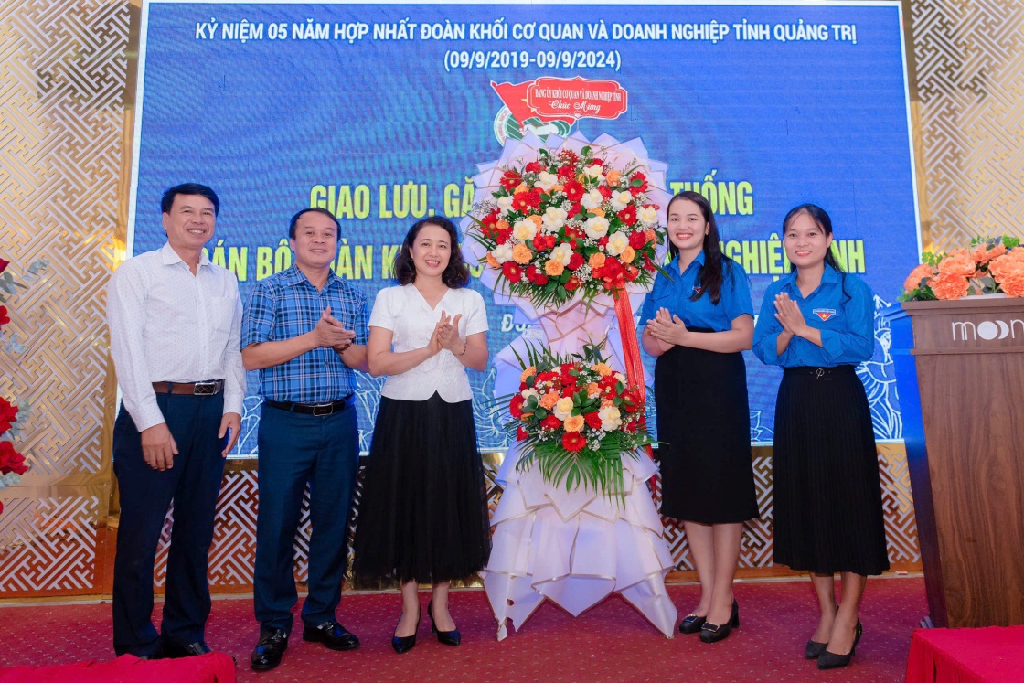 Thường trực Đảng ủy Khối tặng hoa chúc mừng Đoàn Khối Cơ quan và Doanh nghiệp tỉnh nhân dịp kỷ niệm 05 năm ngày hợp nhất Đoàn Khối Cơ quan và Doanh nghiệp tỉnh Quảng Trị