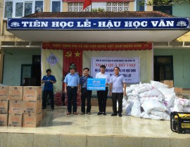 Trao quà hỗ trợ bà con nhân dân và các em học sinh bị ảnh hưởng do bảo, lụt tại Ba Nang, Đakrông